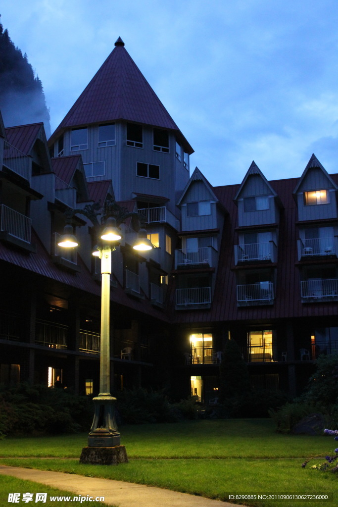 夜色中的城堡酒店