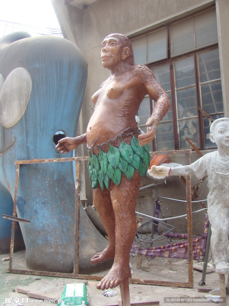 猿人雕塑