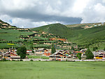 草地 房屋 山区