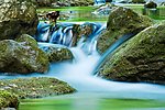 山间林间流水