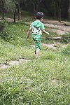 小孩背影
