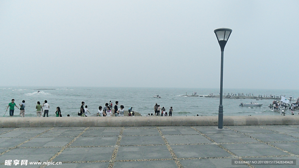 雨中海边游人