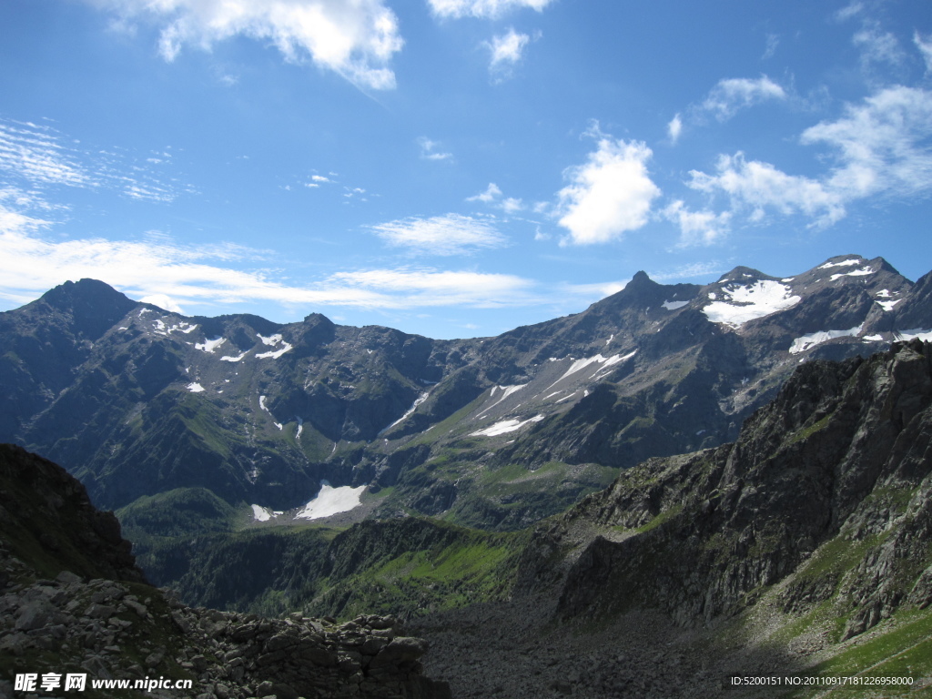 山峦 树林 雪山 蓝天 白云 山谷