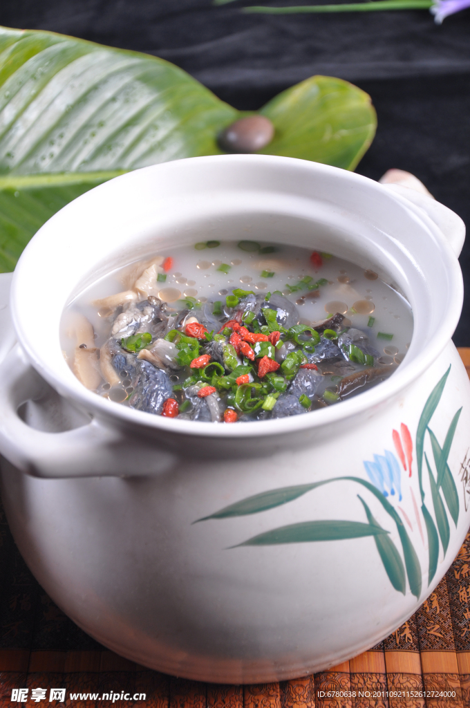 乌鸡煨极品野山菌