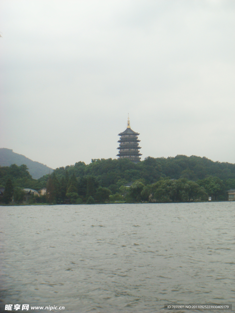 远眺雷峰塔