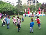 孩子们在幼儿园操场游戏
