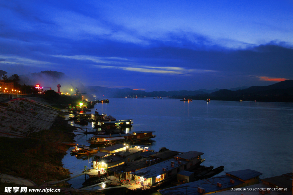 江边渔火夜景