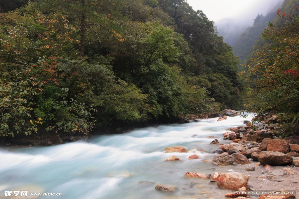 山涧溪流