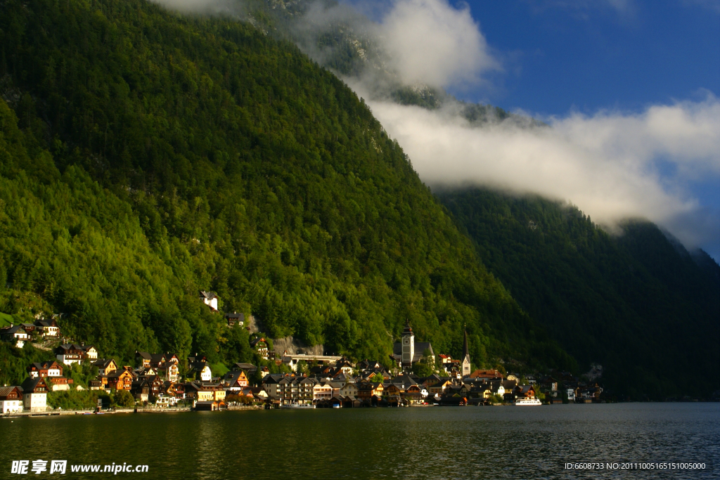 美丽湖泊山峦