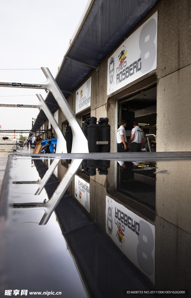 F1赛车场休息室特写