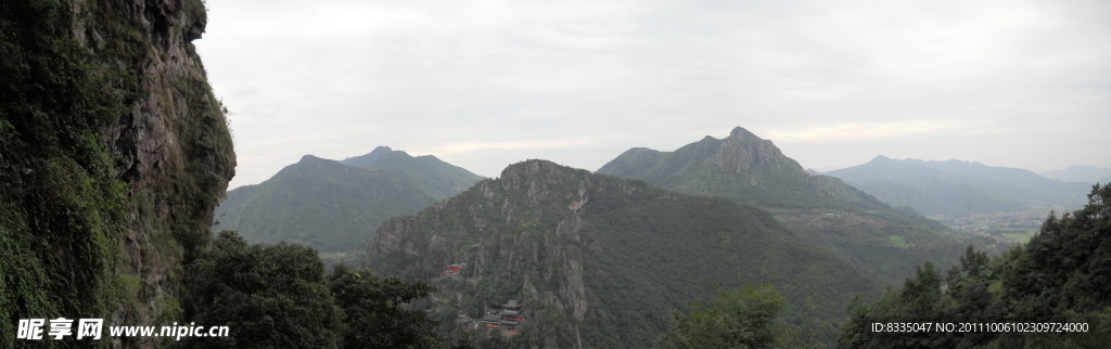 崇山峻岭