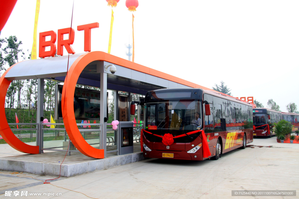 枣台线BRT首未站台 公交车