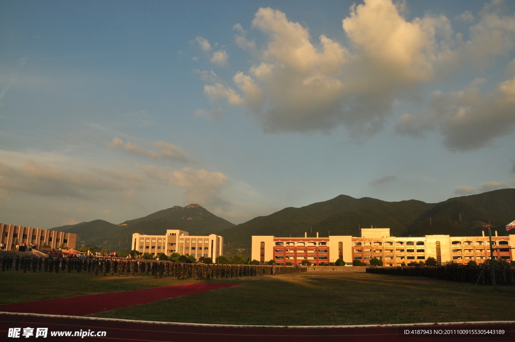 学校训练场图