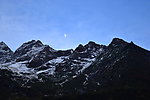 山顶月亮雪山月光雪山夜景