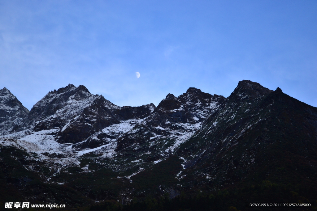 山顶月亮雪山月光雪山夜景