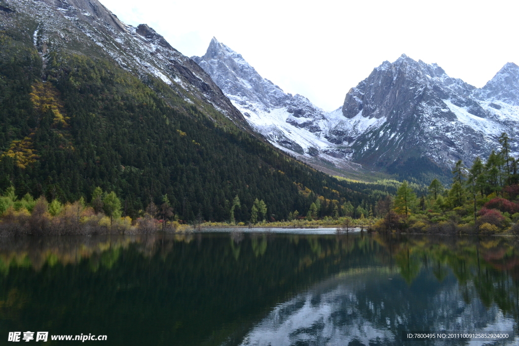 雪山湖泊清泉山泉雪山湖