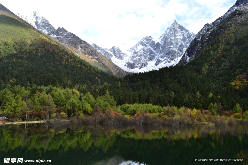 雪山湖泊
