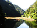 山谷湖泊