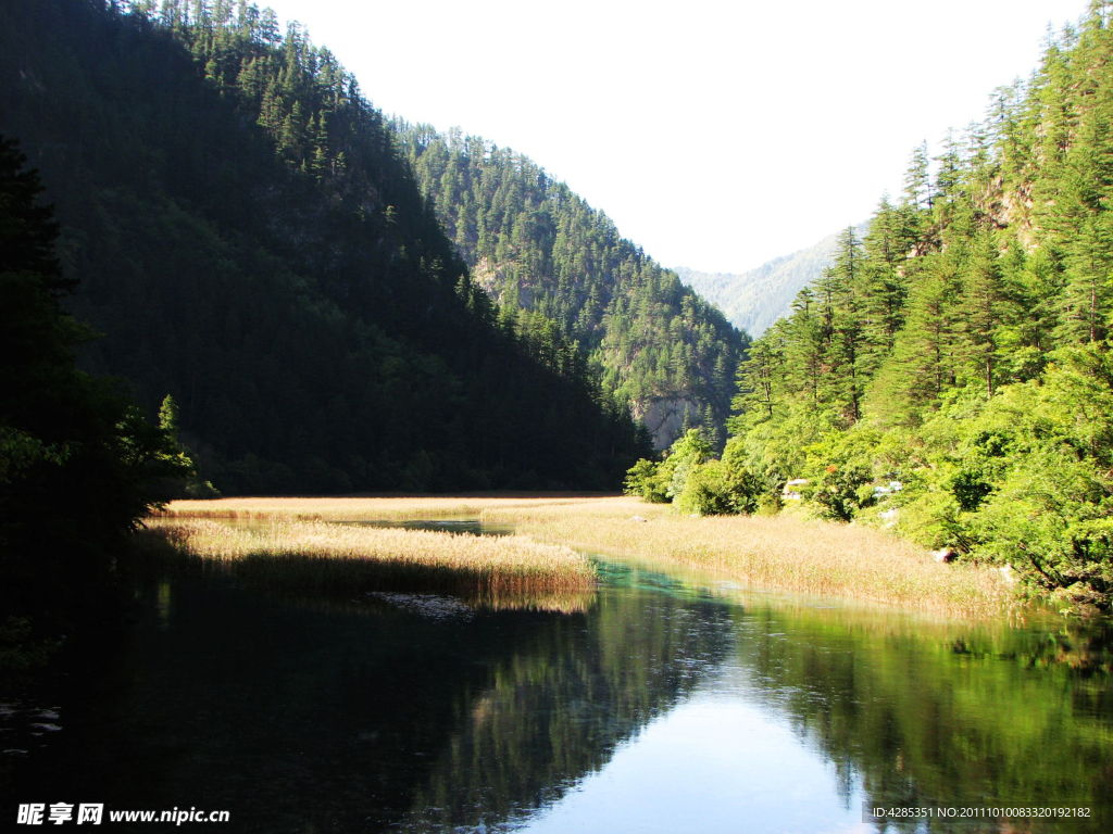 山谷湖泊