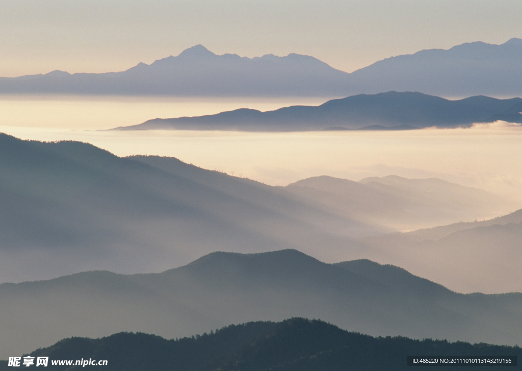 雾里的山