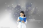 读书的小女孩