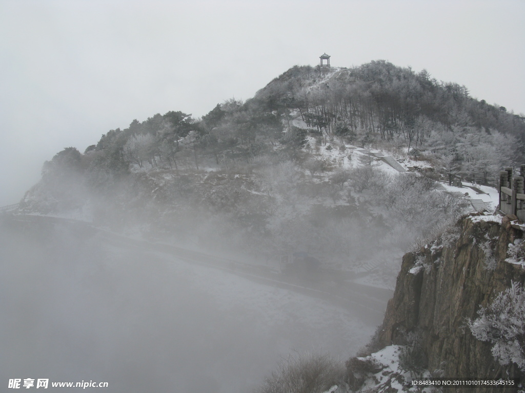 云雾中的雪色泰山