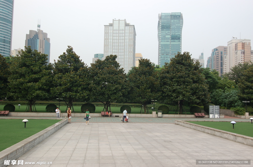 上海市中心街头照片