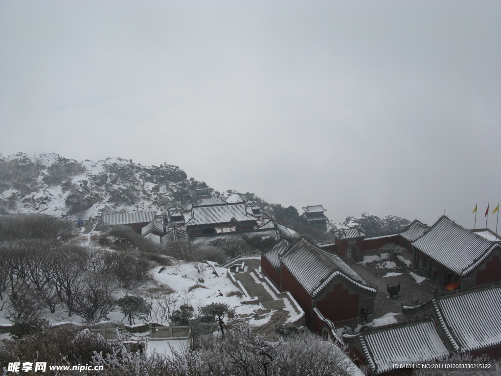 泰山山顶建筑雪景