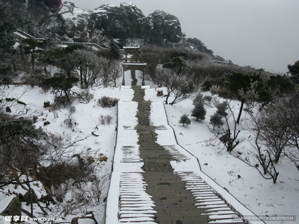 泰山山道雪景