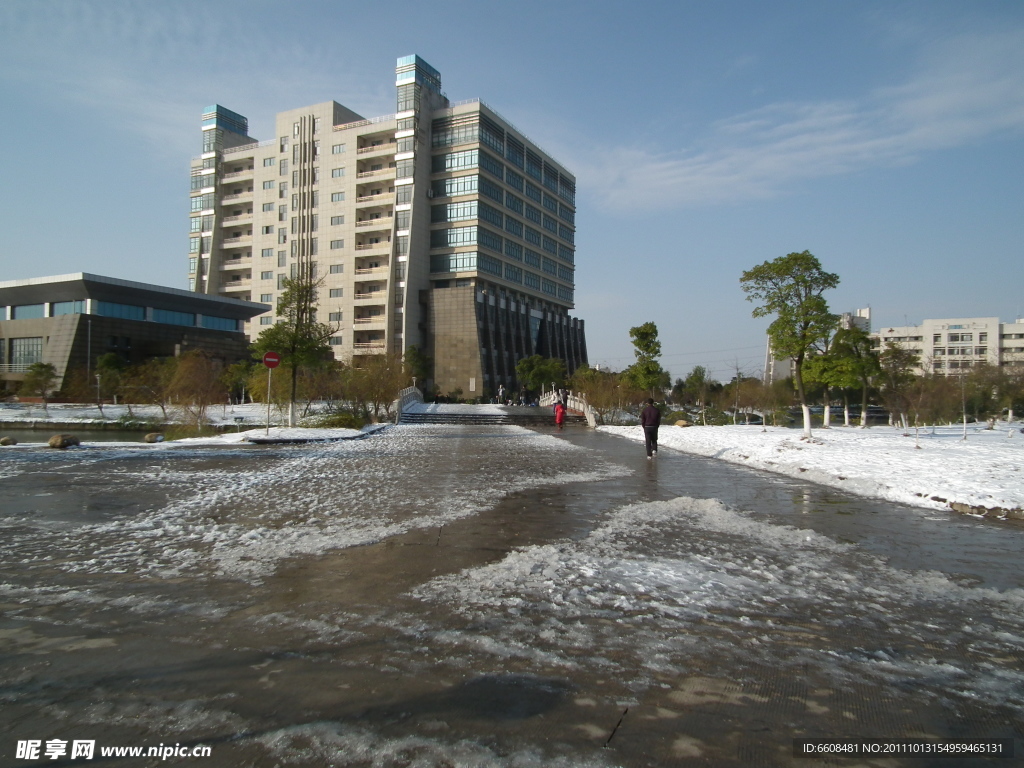 图书馆雪景