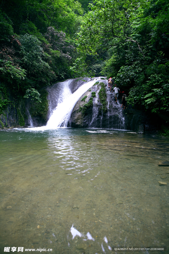 瀑布山崖
