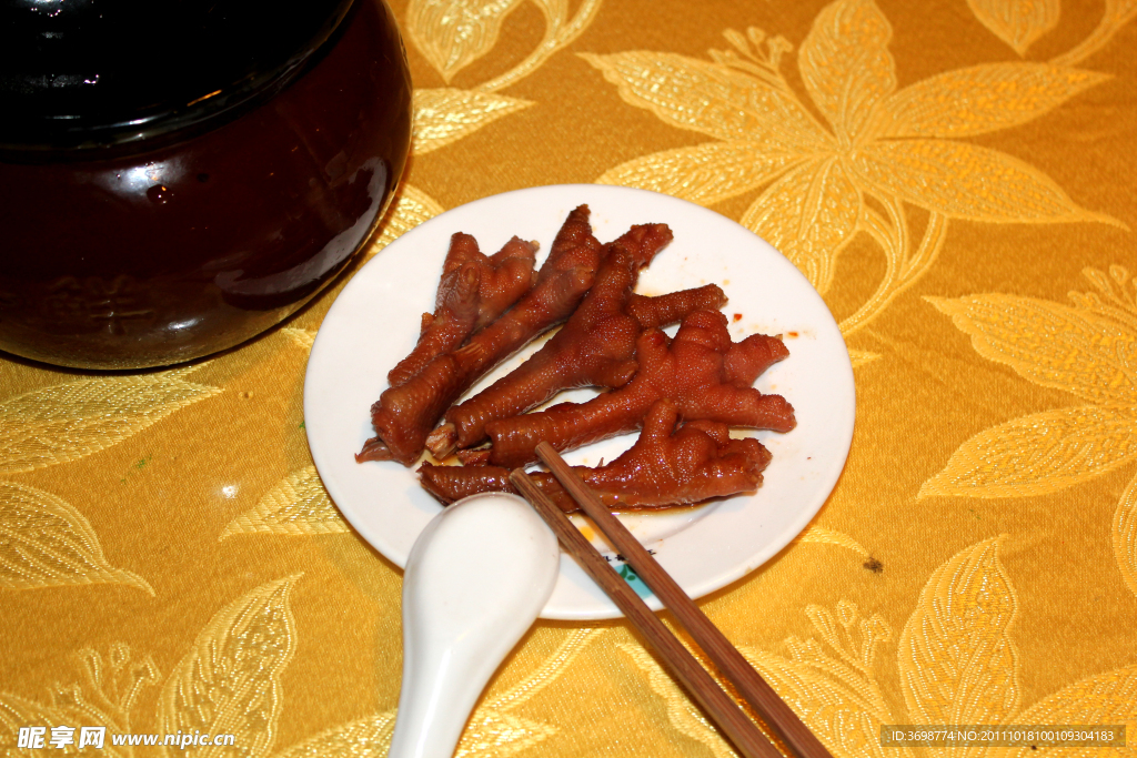 罐煨鸡爪