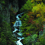 山涧瀑布