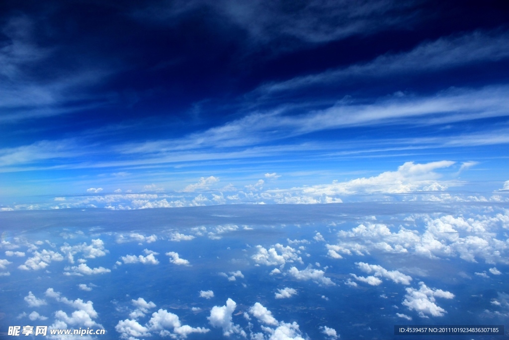 蔚蓝天空