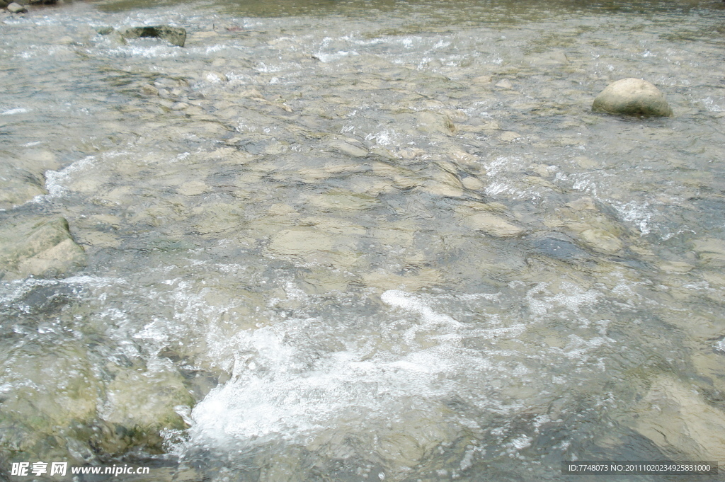 小溪流水