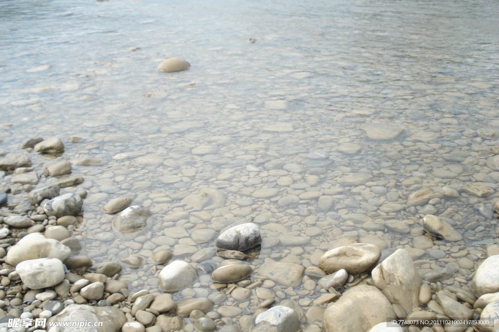 小溪流水