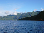 湖泊山峰
