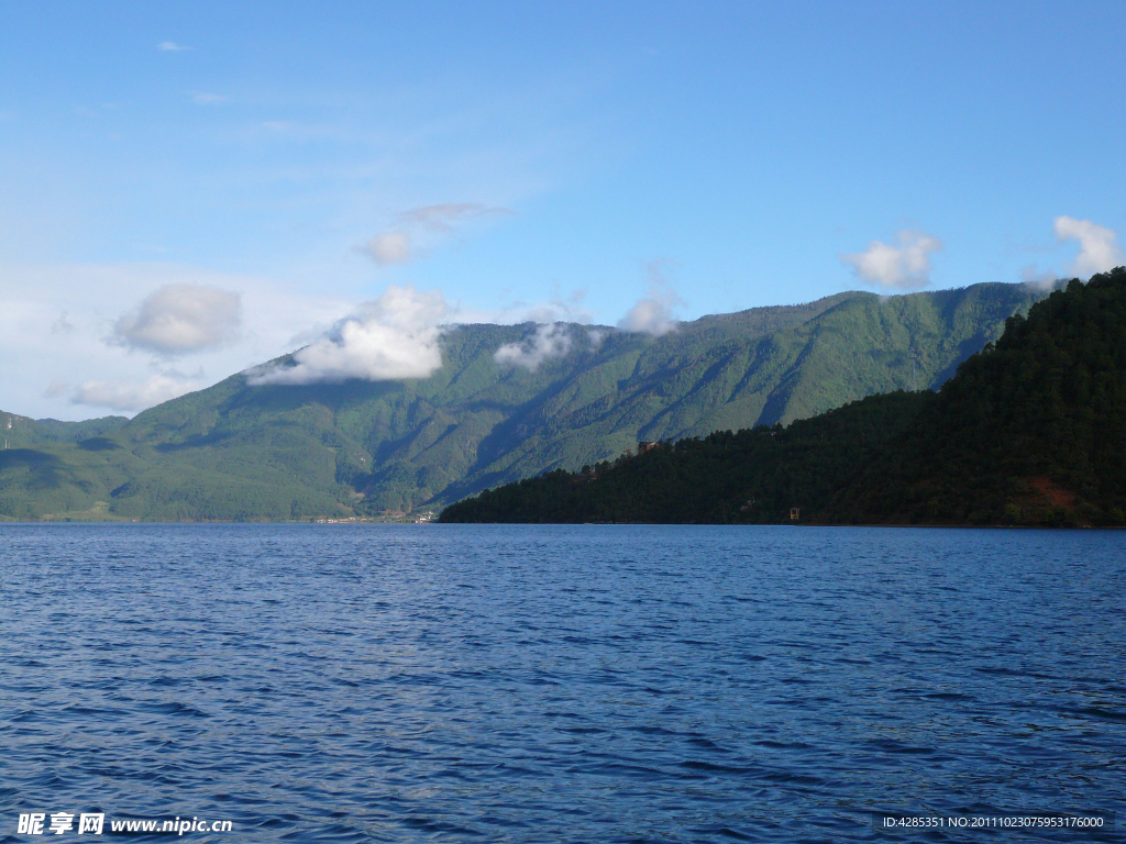 湖泊山峰