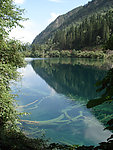 湖泊山峰