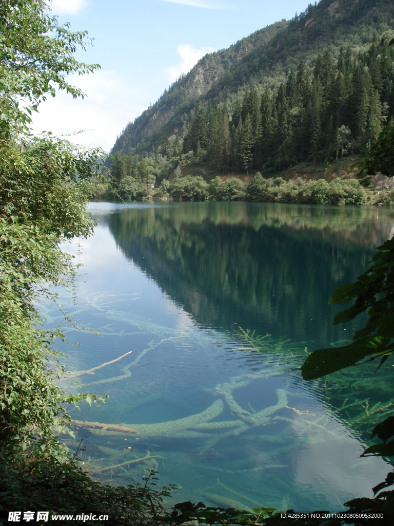 湖泊山峰