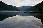 山脉湖水