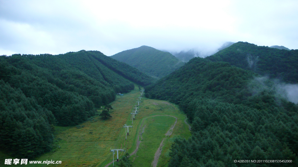 山脉森林