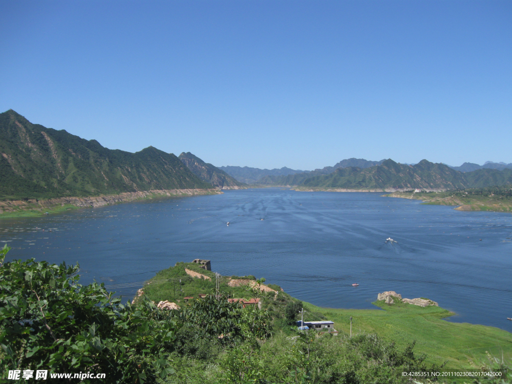 湖泊山脉