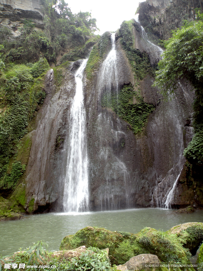 瀑布山崖