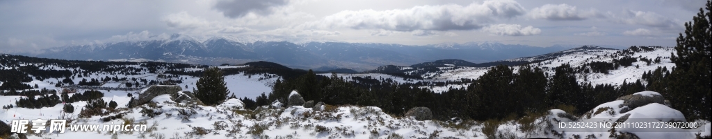 全景雪山景色