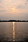 夕阳下的湖水