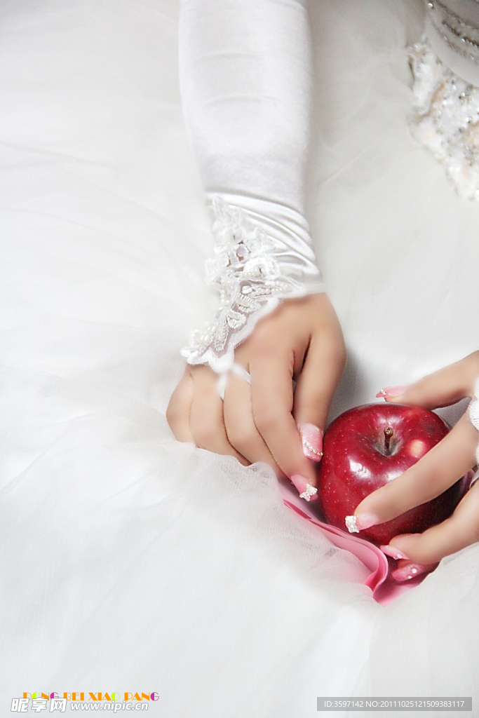 新娘子手拿苹果
