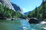 山涧河流