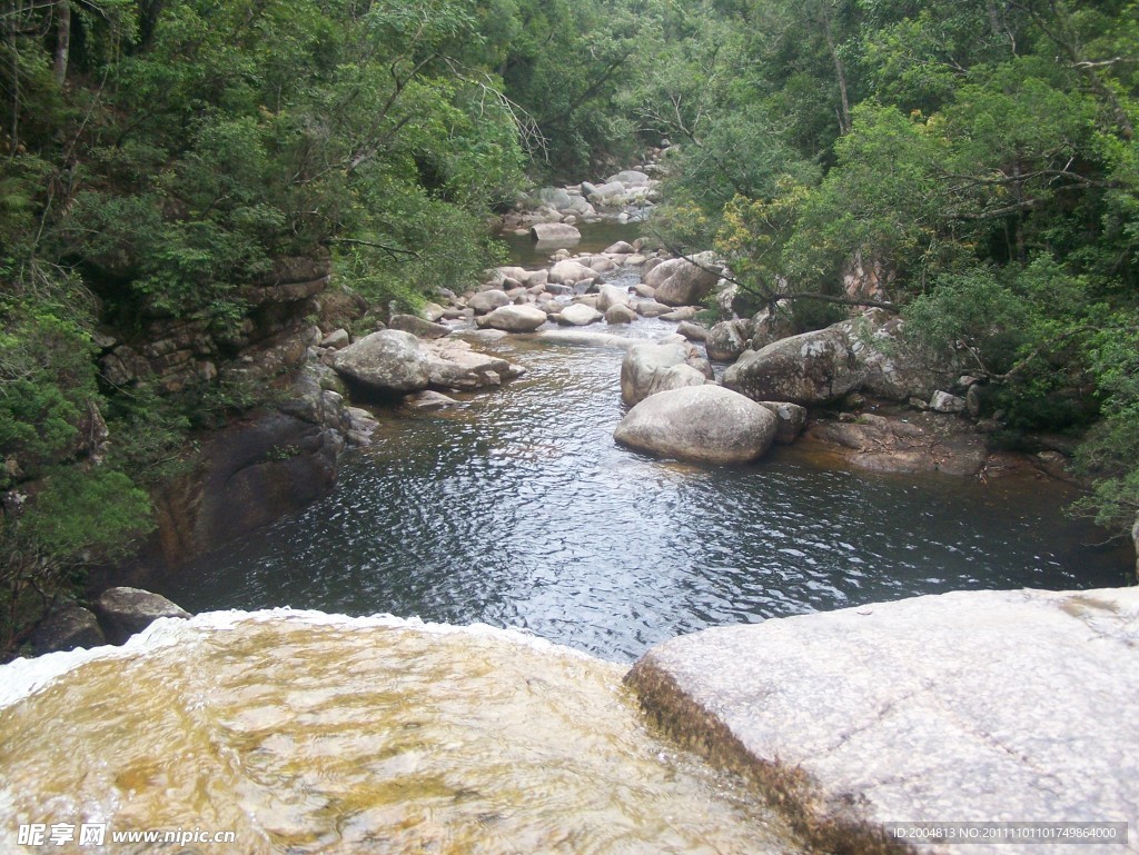 小溪岩石