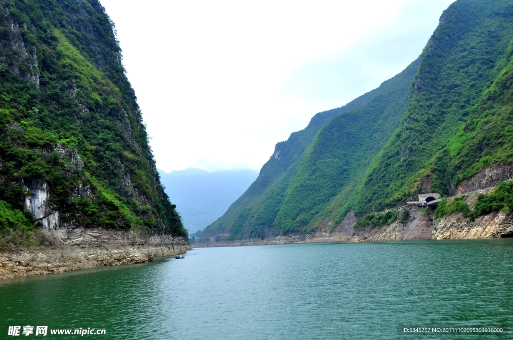 峡谷水面